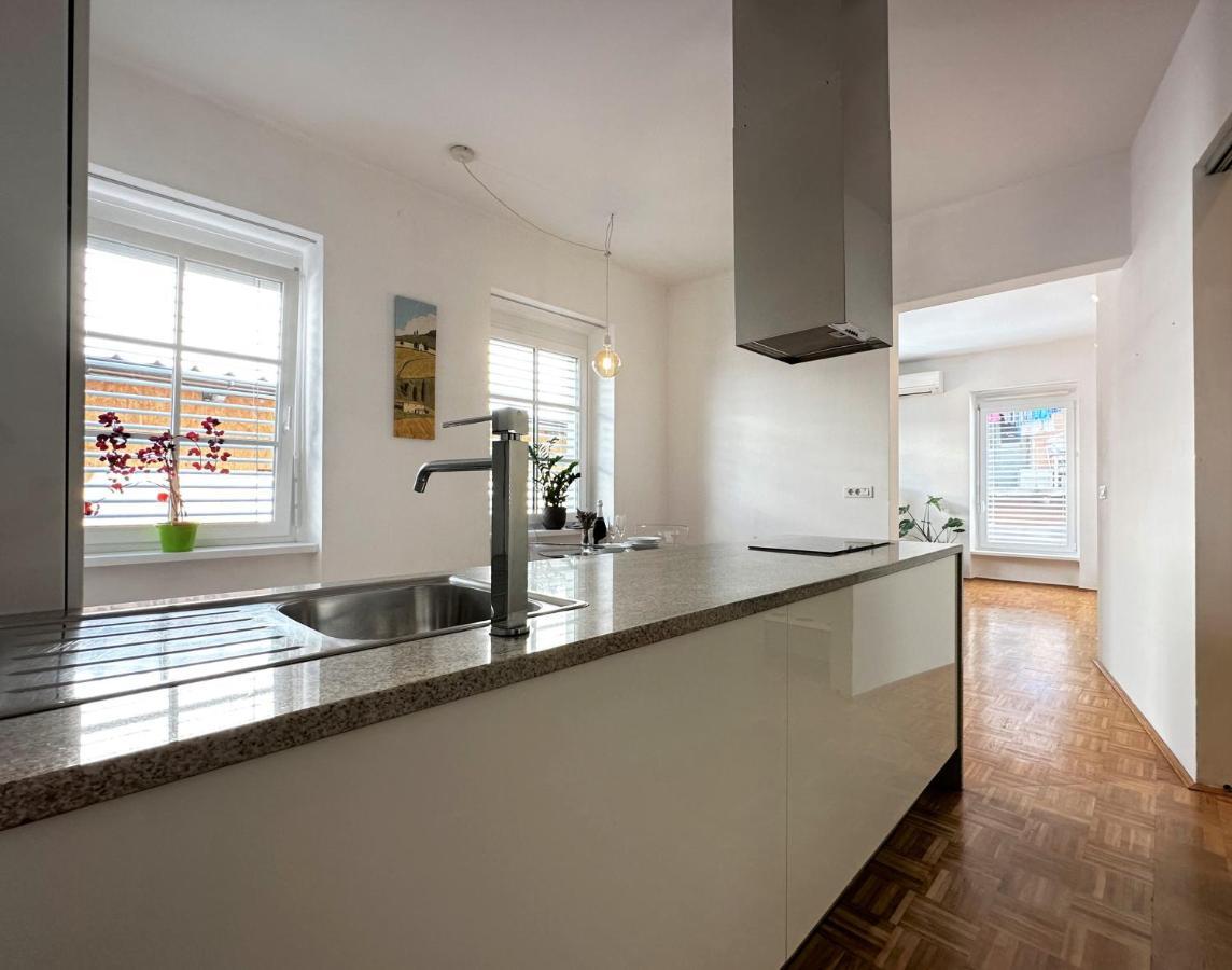 Charming Starry Night Apartment ลูบลิยานา ภายนอก รูปภาพ